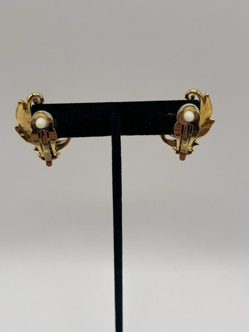 Vintage Trifari Black Cabochon Gold Tone Leaf Clip On Earrings Christmas Gift - Picture 8 of 12